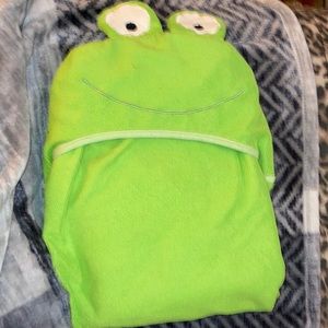 GUC CHILD TOWEL THAT FOLDS INTO A FROG & HAS A HAT FOE WET HAIR CHILD WILL LOVE